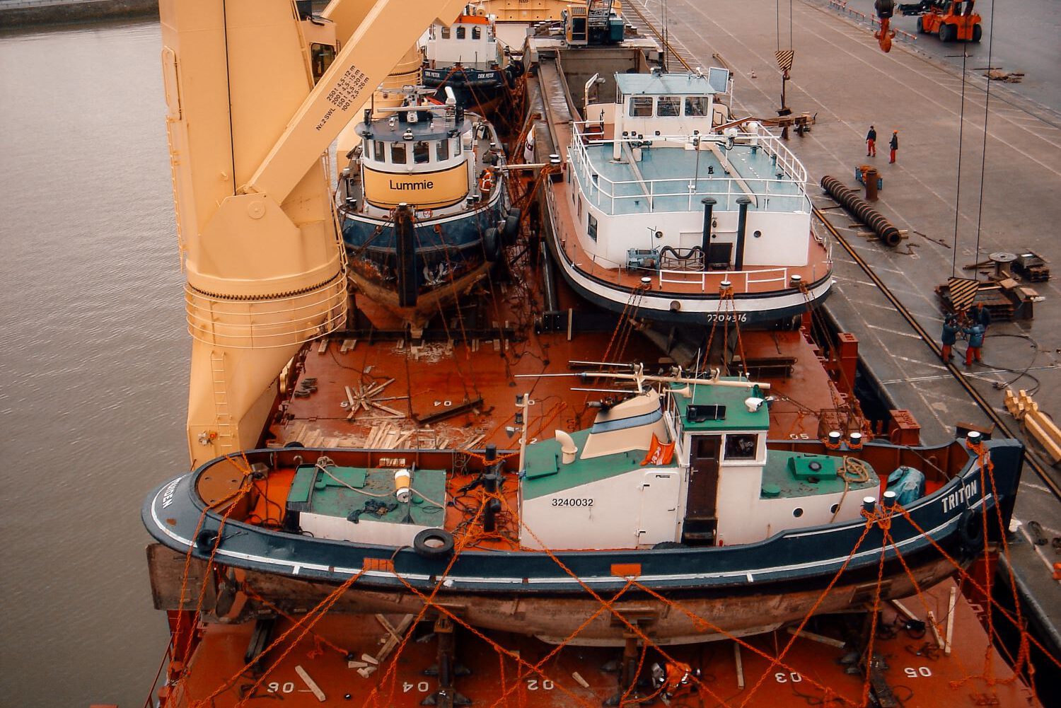 Rotterdam verschepen materieel voor Suriname