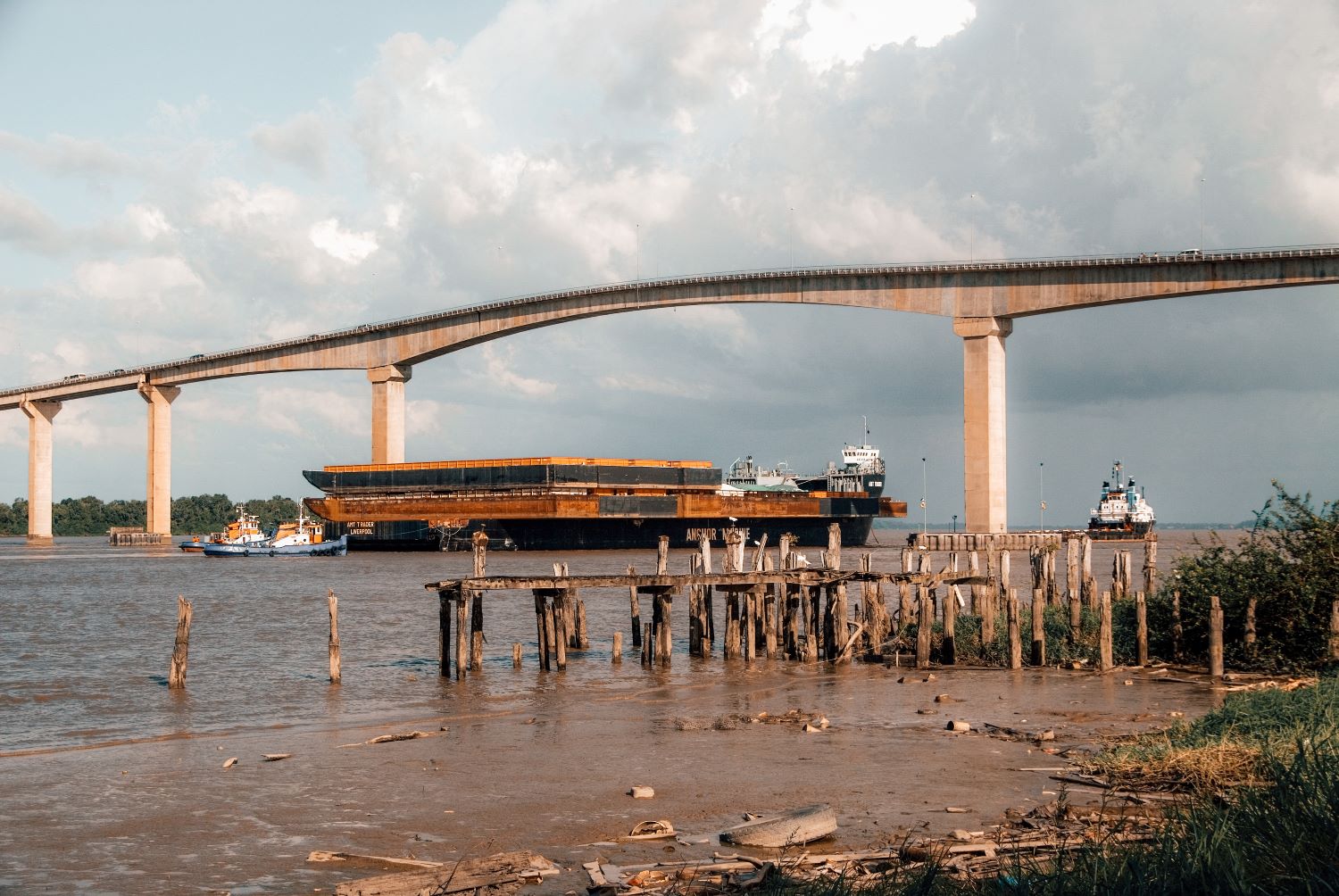 Surinamerivier Bosjesbrug aankomst transport uit Amerika